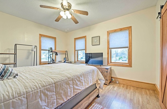All-season Grand Haven Getaway With Deck!