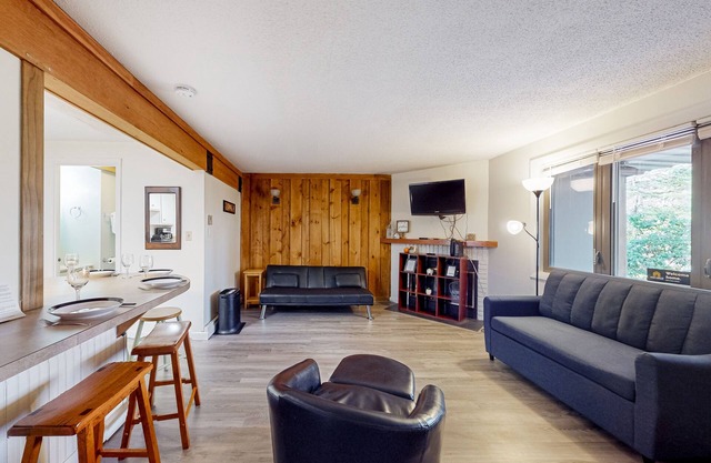 All-seasons condo with on-site golf, pools, athletic courts, gym, & EV charger