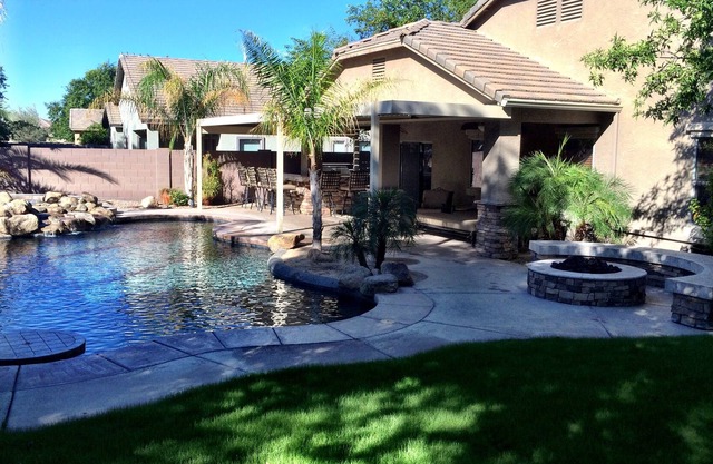 Todas las campanas y silbatos: piscina, jacuzzi, Gas Firepit, barbacoa, mesa de billar, ping-pong