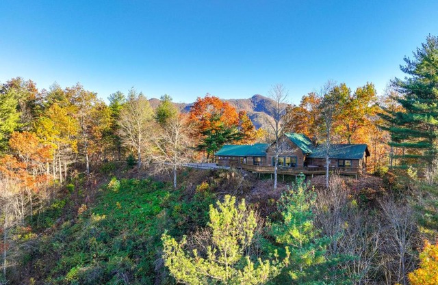Almond Vacation Rental with Mountain Views!