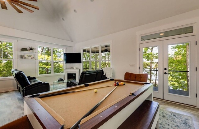Almost Heaven.. Lake Wedowee Sleeps 12+/ Lakefront/ Pool table/ Firepit