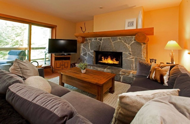 Alpine 3BRM. Family Friendly, Sleeps 6, Hot Tub, Pool, Patio+ BBQ & Free Parking!