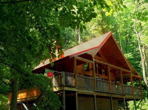 Alpine Joy-Hot Tub, Pond Access ,Cozy Cabin Retreat in the Smokies