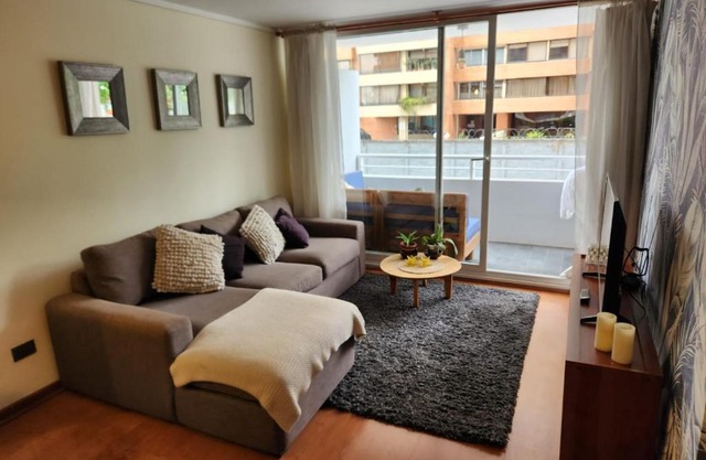 Alto Las Condes - A pasos del Mall - Excelente y cómodo Departamento p/2 personas