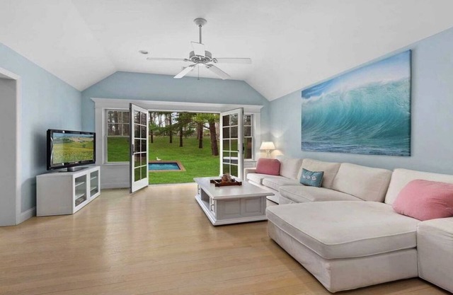 Amagansett Charmer Home, walking distance to beaches and village! 4BR 4BA.