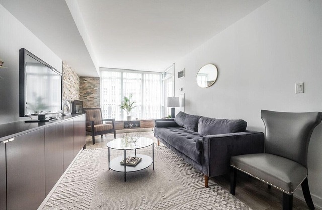 Amazing 2BR Suite - Heart of Toronto - Free Parking