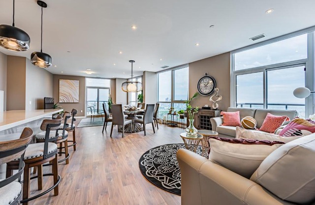 Amazing 3 Bed 4 Bath Penthouse with Roof Top Terrace close to Airport
