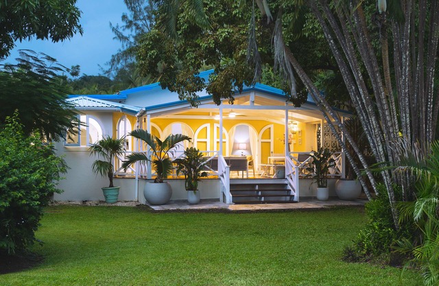 Amazing 5 bedroom villa 4 min walk to Mullins beach with private garden and pool