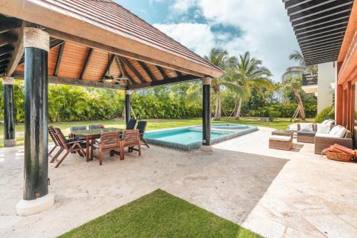 Amazing 5br villa w pool at Green Village A