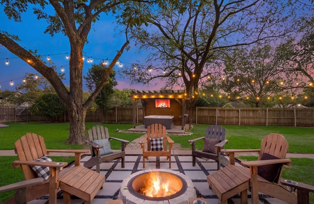Amazing Backyard, with 6 Person Hot Tub & Firepit, close to Downtown Fort Worth!