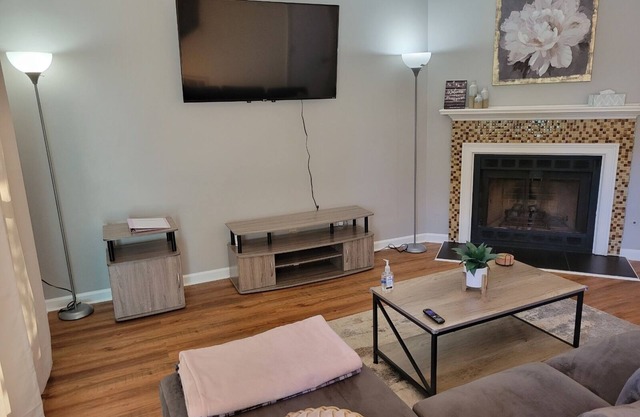 Amazing cozy 2bdrm 2 1/2bth Townhome w/ screened patio, close to Dwntwn Atlanta!