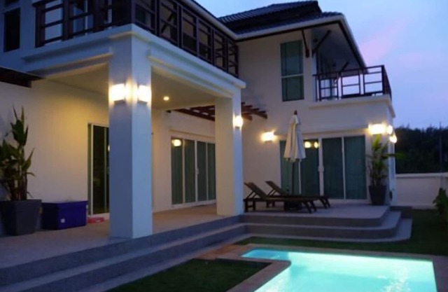 ¡Ofertas increíbles! Villa con vistas al mar y piscina privada.