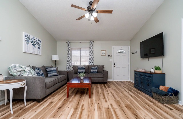 AMAZING for Large Groups or Crews- 7 beds/ 4 bedrooms