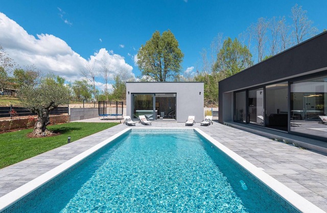 Increíble casa en Nedescina con sauna