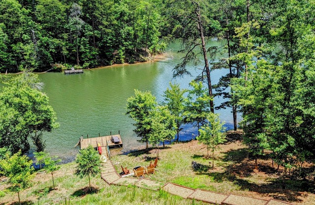 Amazing Lake Adger Getaway, Perfect Weather for Kayaking, Fishing, and Swimming!