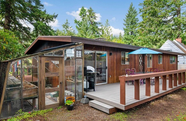 Amazing Location, Nestled in Trees, Pet Friendly, New Decks, Close to Everything, 5 Miles 2 Portland