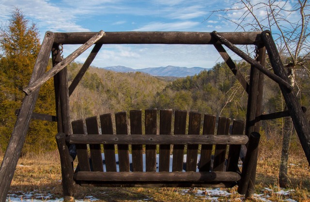 Amazing Mountain Lodge Retreat on 63 Acres - 20 minutes from Asheville