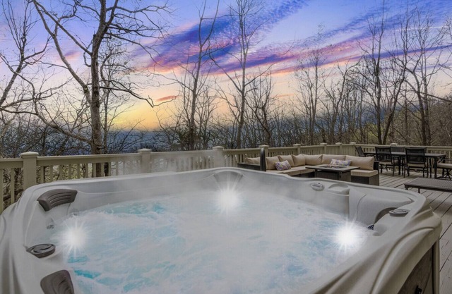 Amazing Mountain Scenes, Hot Tub, Pet Friendly