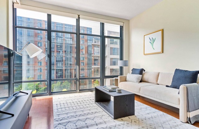 Amazing Mt Vernon Studio w/ Pool, W/D & Gym, near Metro, by Blueground