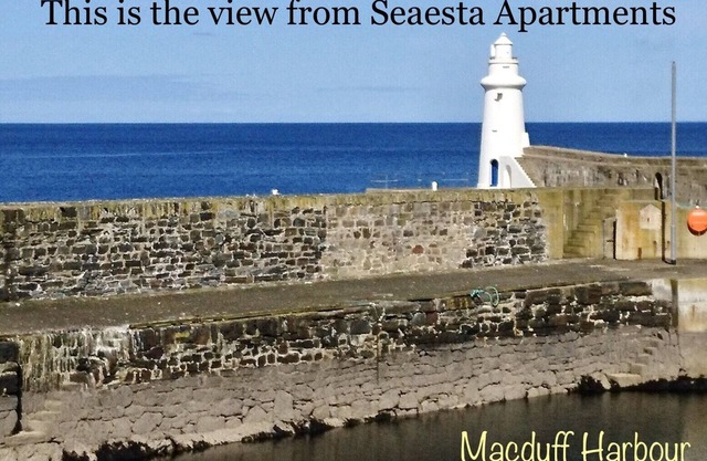 Las vistas al mar sin interrupciones están garantizadas desde este impresionante apartamento.