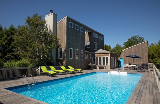 Amazing winter get away, \ Gym. Hot tub. Special Offer for Dec, Jan. Feb, March