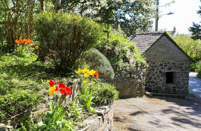 Amble Forge sleeps 8, games room, welcomes dogs, ample parking + garden areas