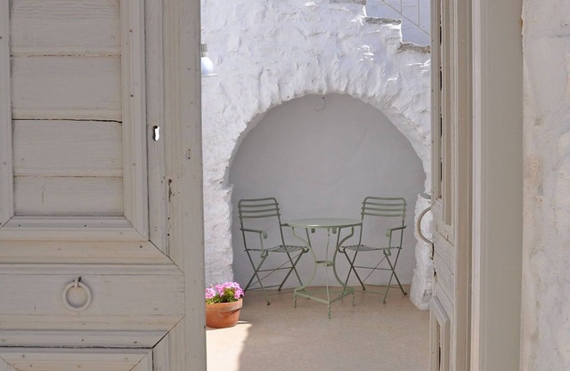 AMORGOS Chora - Elegante residencia, patio y terraza con vistas al mar.