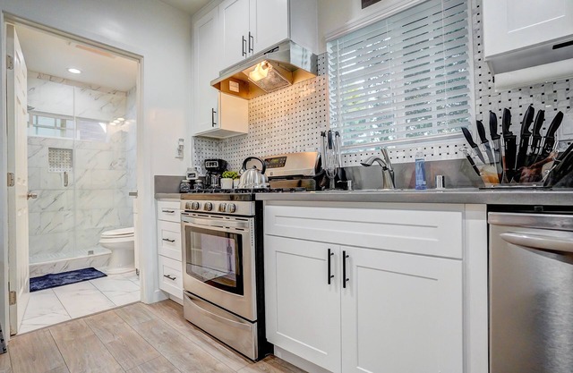Ample Luxury Guest House | Easy Parking | Near Hospitals