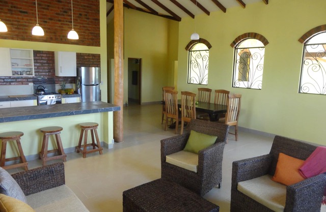 Una nueva construcción de 3 dormitorios / 2 baño elegante casa. Navegar en el paraíso.