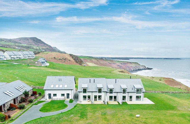An exceptional new 2-bedroom terraced cottage, with stunning sea views.