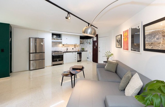 Un estilo moderno orgánico se encuentra con el centro de la ciudad, este apartamento lo tiene todo