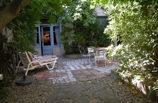 "Ancien Café" con patio interior