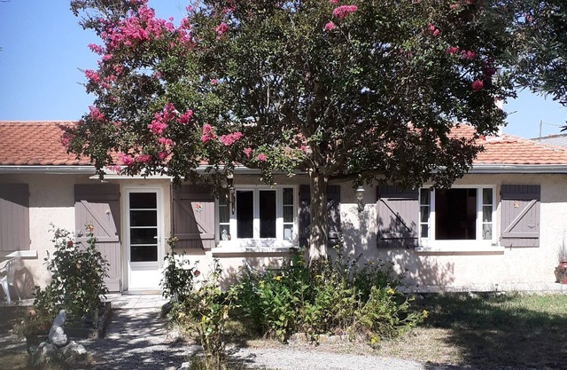 anciene casa, en piedra, rodeado por paredes, en un pueblo tranquilo
