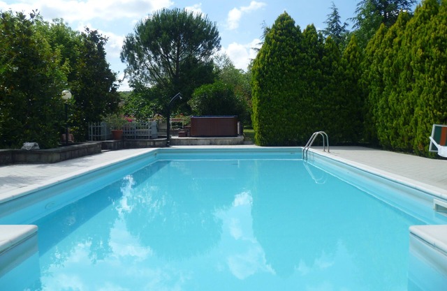 antigua villa con piscina y parque en total privacidad