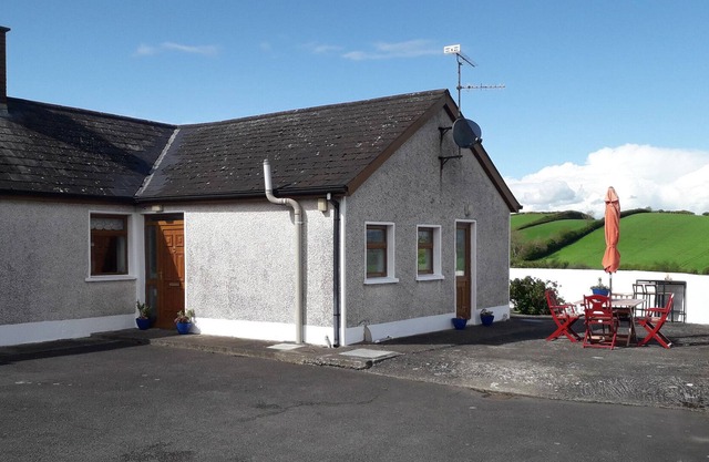 ANNIE'S PLACE, pet friendly, character holiday cottage in Crossmaglen