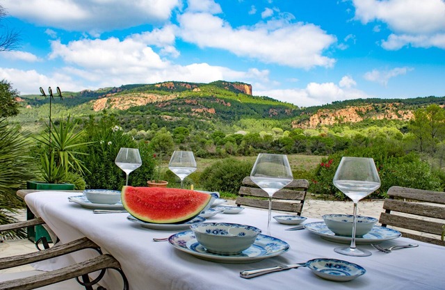 Magnífica villa, moderna y espaciosa, con piscina, jardín y vistas a los viñedos.