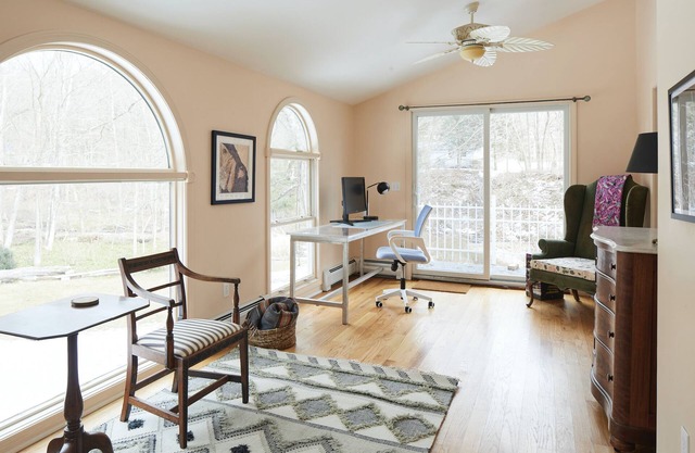 Antique Creek-Side Country Cottage With 3.2 Acres