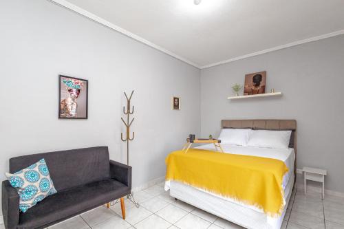 Apê na Tupi com Ar Condicionado nos Quartos e Sala, Garagem e a 100m da praia
