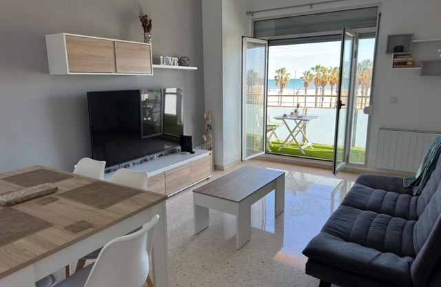 APARTAMENTO PRIMERA LÍNEA DE MAR