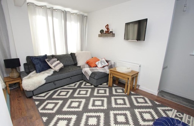 Apartment 3 Broadhurst Court sleeps 4 minutes from town centre & train
