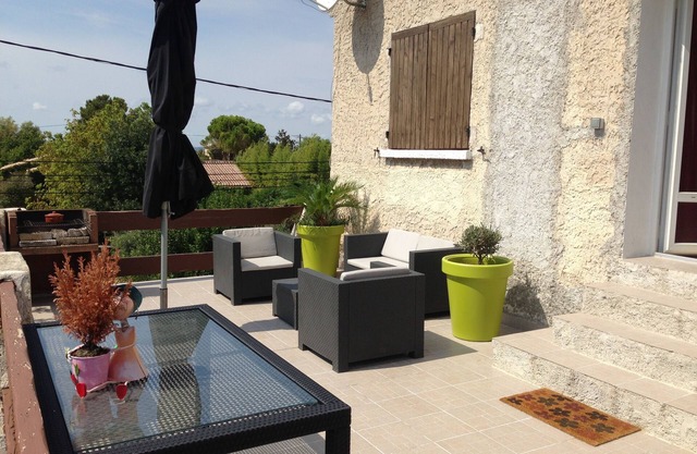 Apartamento en la parte superior de la villa con terraza y terreno para animales, 5 personas.