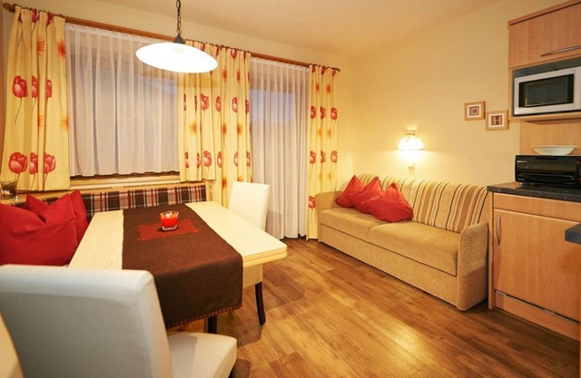 Apartment B (3-5 people / 2 bedrooms, 1 WSR) - Apartments Amadeo