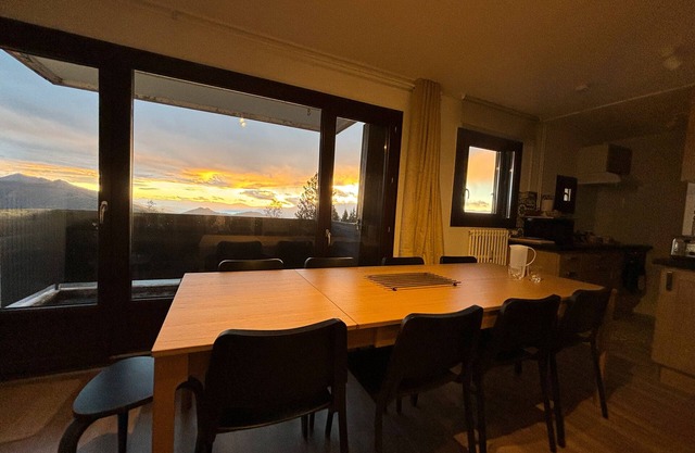 Apartamento 'Bel Appart Vue Pistes Et Montagnes' con vistas a la montaña y balcón