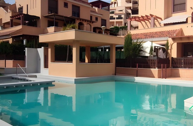 Apartamento 'Brisa Del Mar' con piscina compartida, Wi-Fi y aire acondicionado