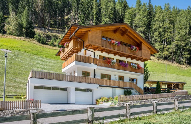 Apartamento 'Ferienhaus Nairz Alpenrose' con vistas a la montaña, terraza privada y Wi-Fi