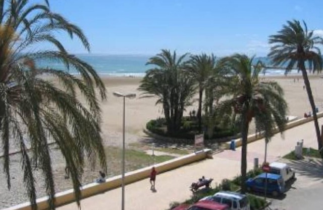 Apartamento con vistas al mar en preciosa playa.