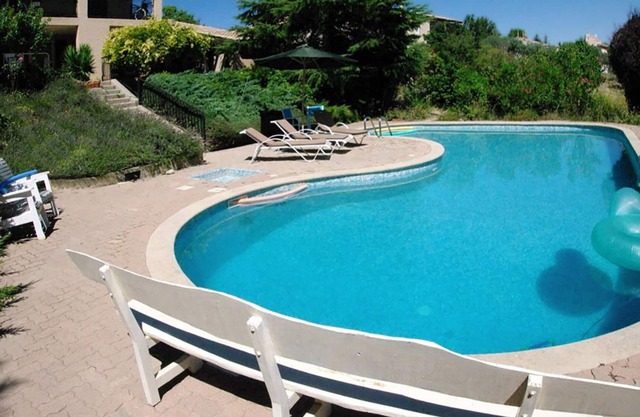 Villa, apartamento, muy buena vista. Tranquilo Piscina de azulejos 120 m3