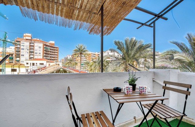Apartamento 'Gandia Center' con Balcón, Wi-Fi y Aire Acondicionado