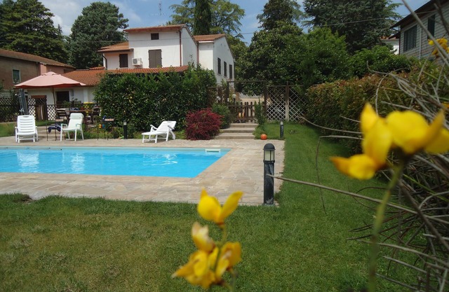 apartamento en un chalet con piscina