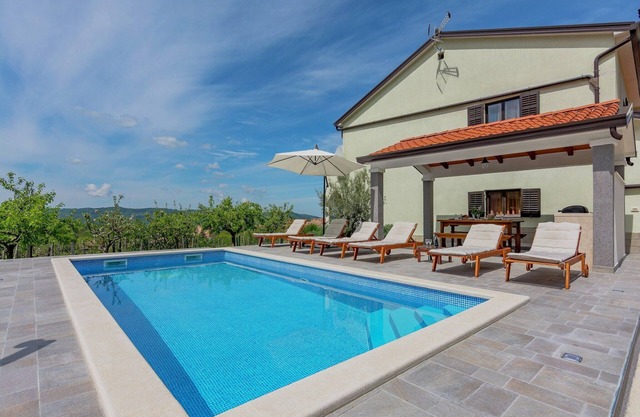 Apartamento en Francia cerca de colinas